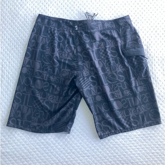 Lost boardshorts - Picture 2 of 8